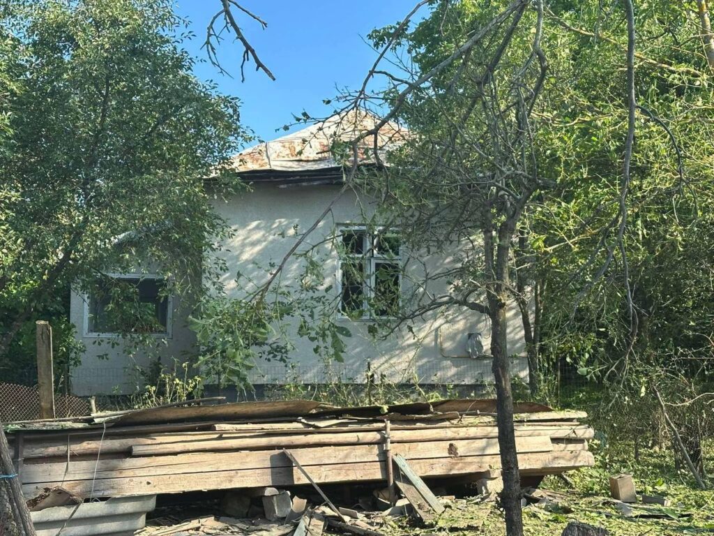 Жителям Франківської громади допоможуть з відновленням пошкодженого через російську атаку житла