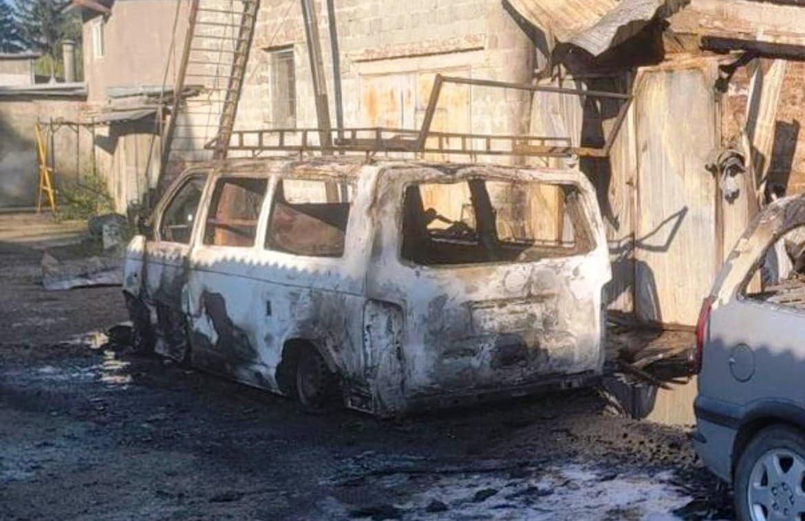 Через атаку росіян у Франківську згоріла автівка військового