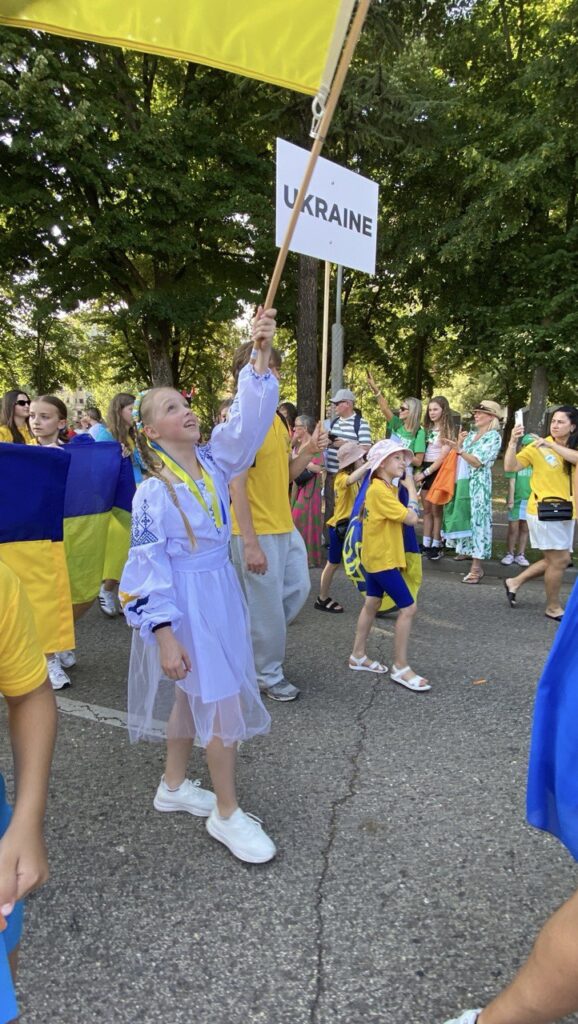 Парад з українським прапором на фестивалі