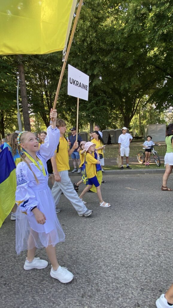 Діти з українським прапором на параді.