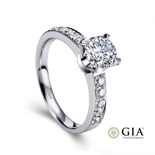 Діамантова каблучка з сертифікатом GIA на білому фоні
