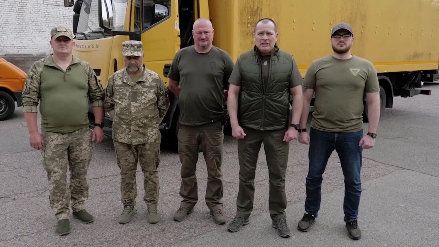 Бійці 72 бригади отримали від волонтерів унікальний 12-тонник з гідробортом