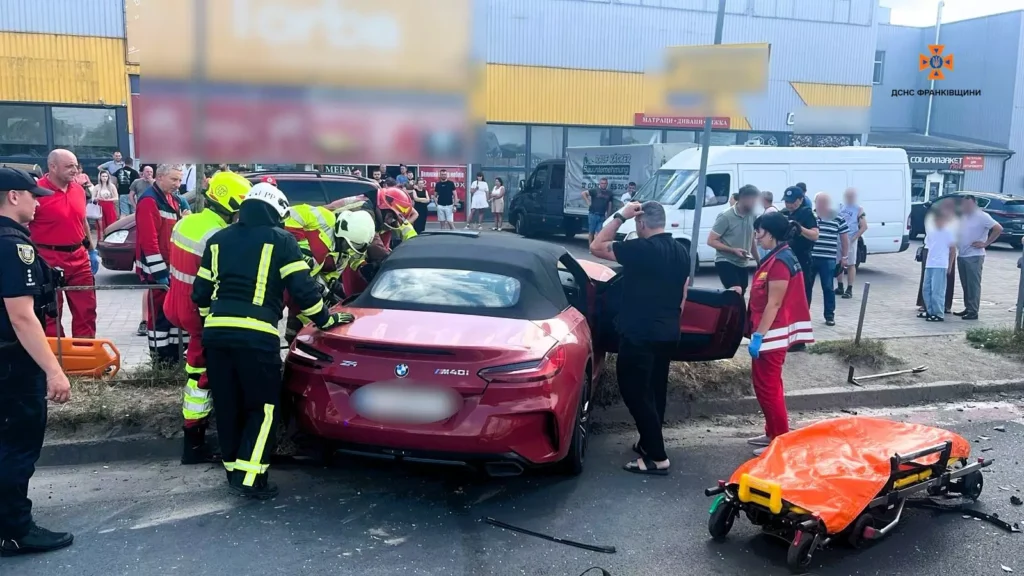Автомобільна аварія, рятувальники допомагають постраждалим.