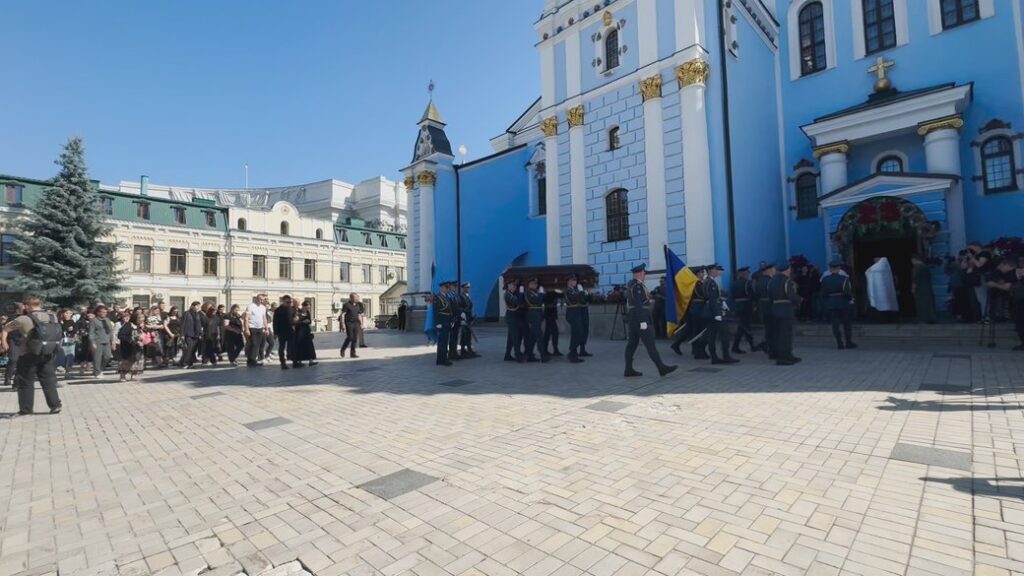 Процесія біля церкви у сонячний день, Україна.