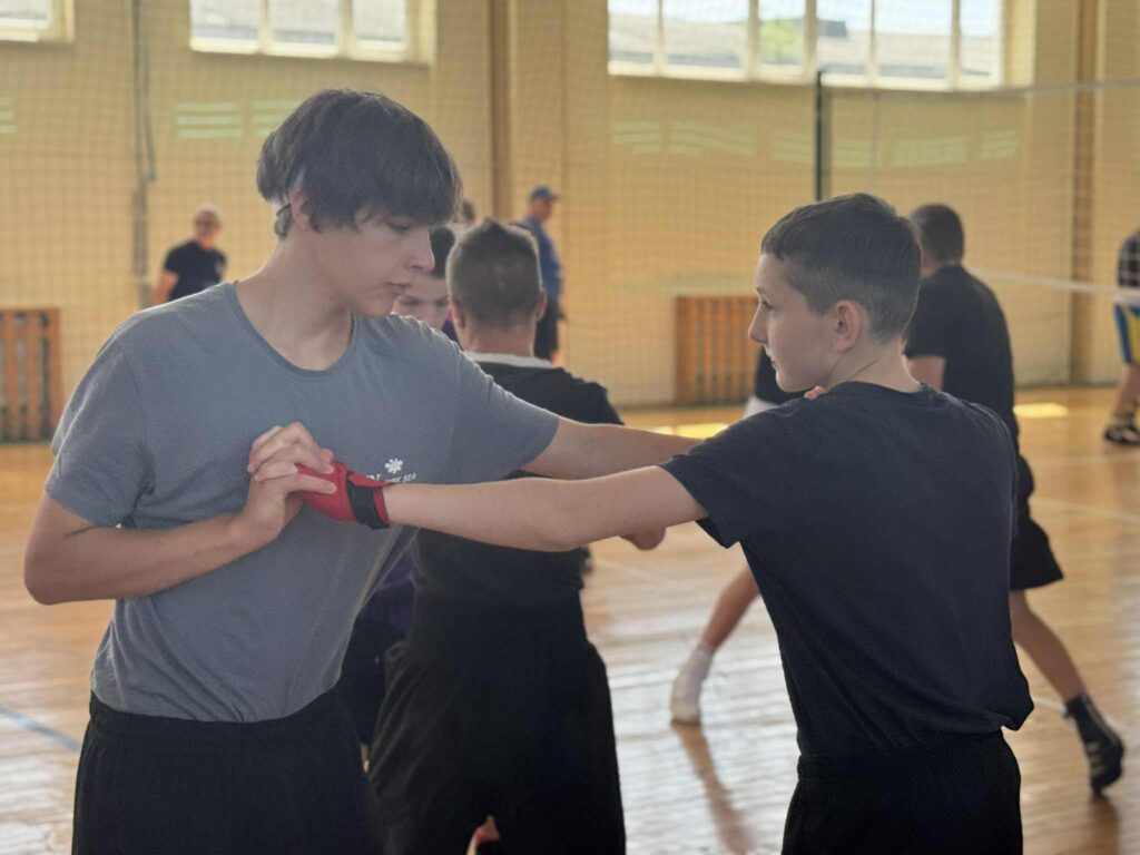 Тренування юнаків у спортивному залі