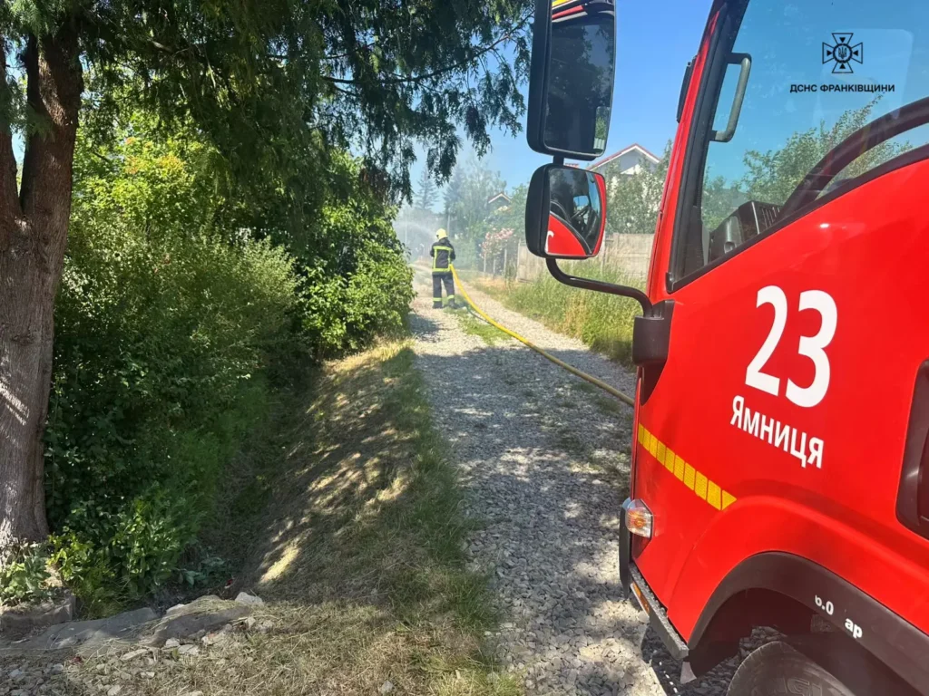 Пожежник і червона пожежна машина в Ямниці