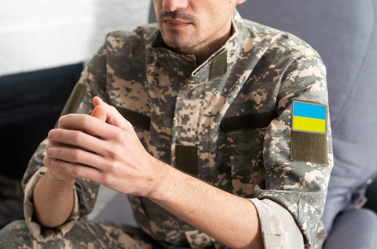Український військовий у камуфляжі