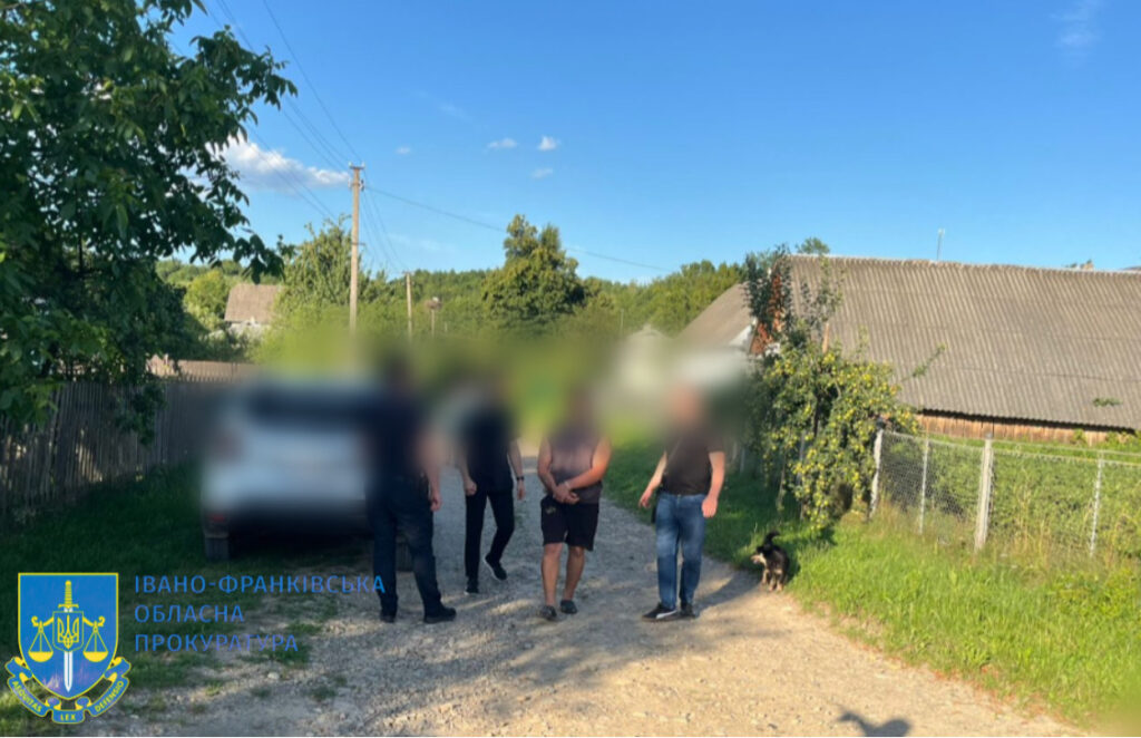 Зустріч людей на дорозі в селі, літо.