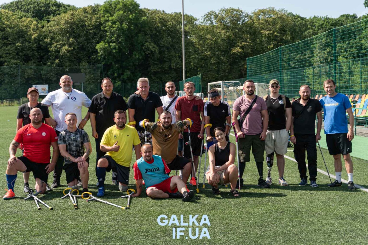 Група людей на футбольному полі з протезами