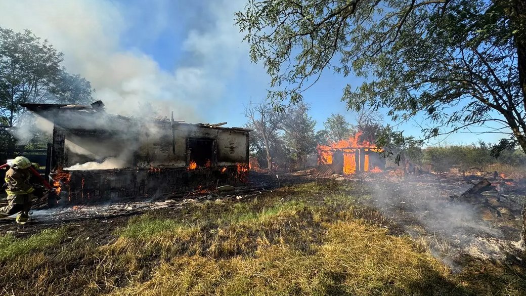 На Франківщині через пожежу сухостою загорілася оселя та господарська будівля