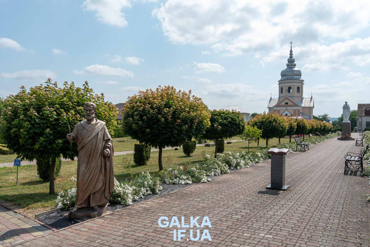 Скульптура у парку перед церквою на площі.