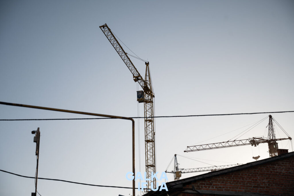 Будівельні крани на споруджуваному об'єкті