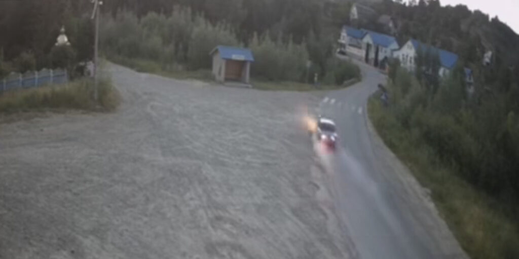 Автомобіль на пустельній дорозі біля лісу