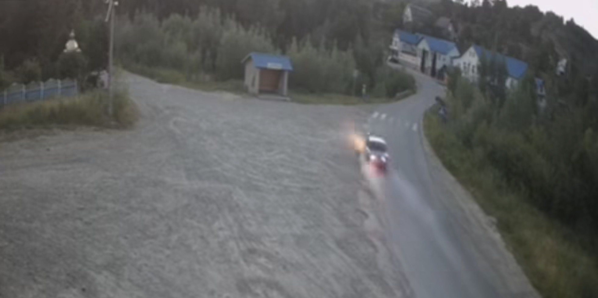 Автомобіль на пустельній дорозі біля лісу