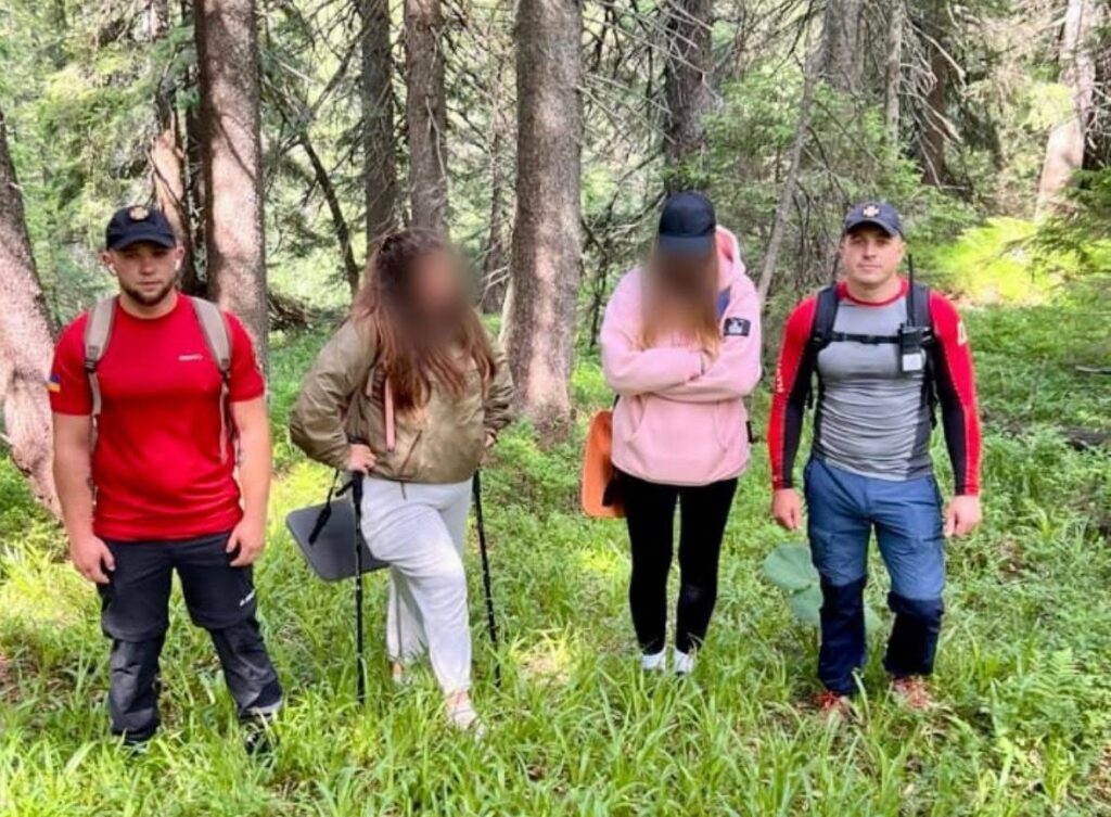 Втратили орієнтування: прикарпатські рятувальники знайшли заблукалих туристок