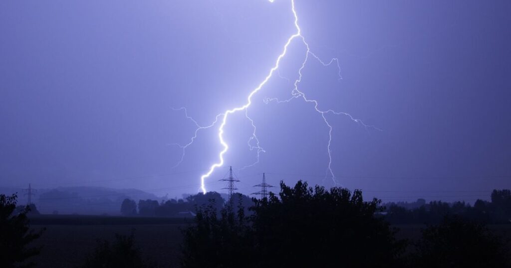 Блискавка в нічному небі під час грози