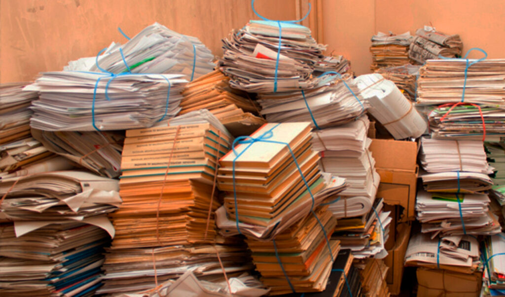 Купи архівних паперових документів у кімнаті
