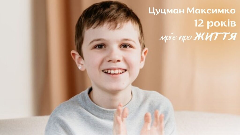 Посмішка хлопчика на світлому фоні.