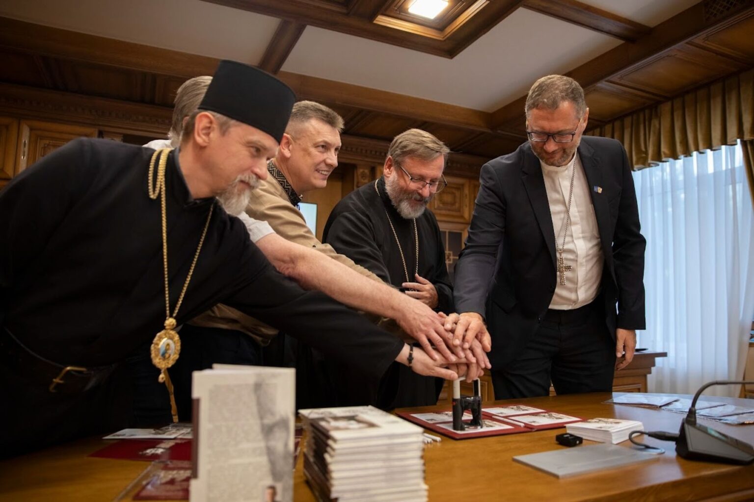 У Зарваниці погасили поштову марку присвячену 160-річниці народження Андрея Шептицького ФОТО