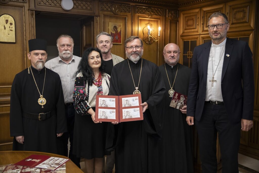 Духовенство та миряни з колекцією марок у залі.