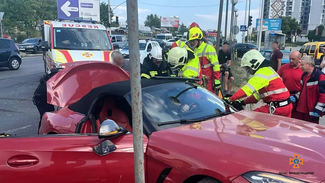 Аварія на дорозі, рятувальники допомагають постраждалим