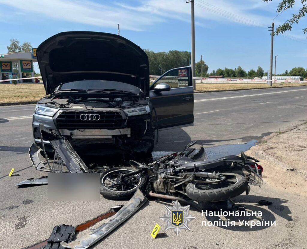 Аварія на дорозі: Audi зіткнувся з мотоциклом.