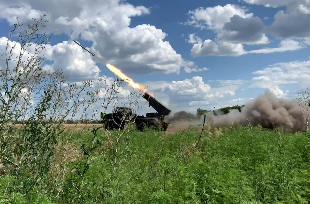 Ракетна установка стріляє на полі під небом