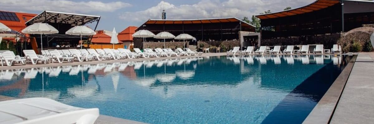 Басейн з шезлонгами під відкритим небом