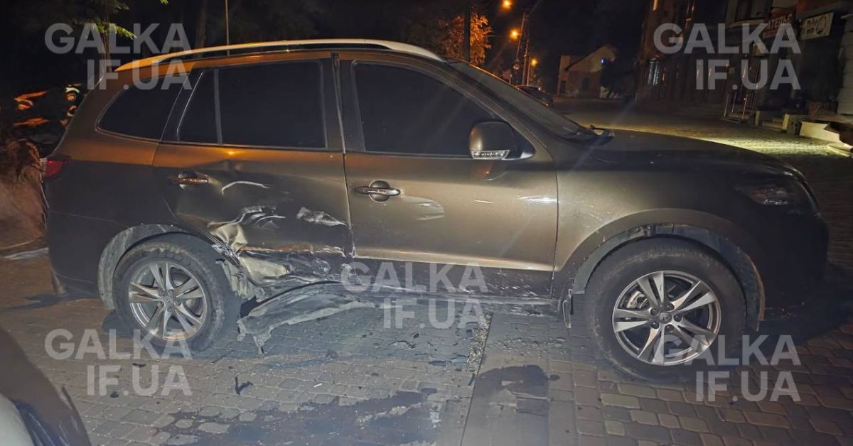 Пошкоджений автомобіль на вулиці вночі