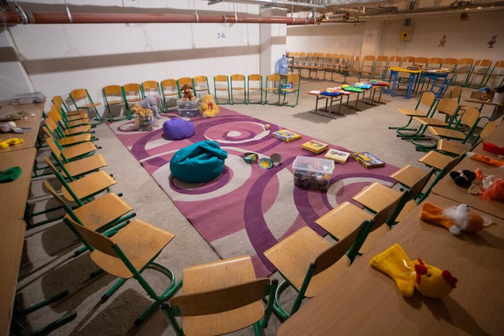 Дитяча кімната з іграшками і стільцями