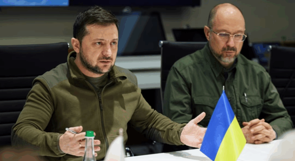Обговорення за столом з українським прапором.
