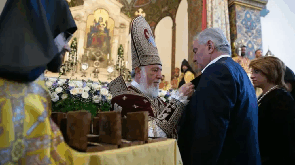 Церемонія у храмі з духовенством та гостями.