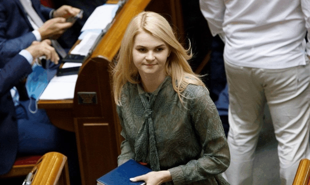 Жінка з книгою на парламентському засіданні