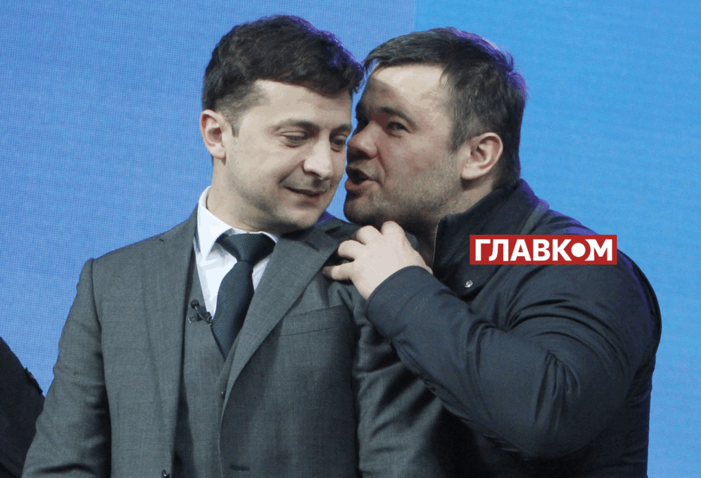 Двоє чоловіків розмовляють на сцені