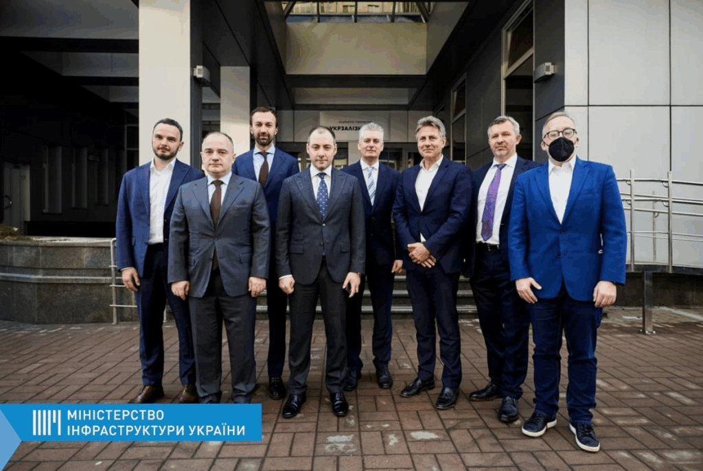 Чоловіки в костюмах біля Міністерства інфраструктури України