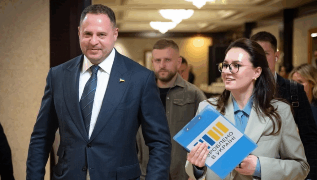 Група людей на конференції, папка "Зроблено в Україні".