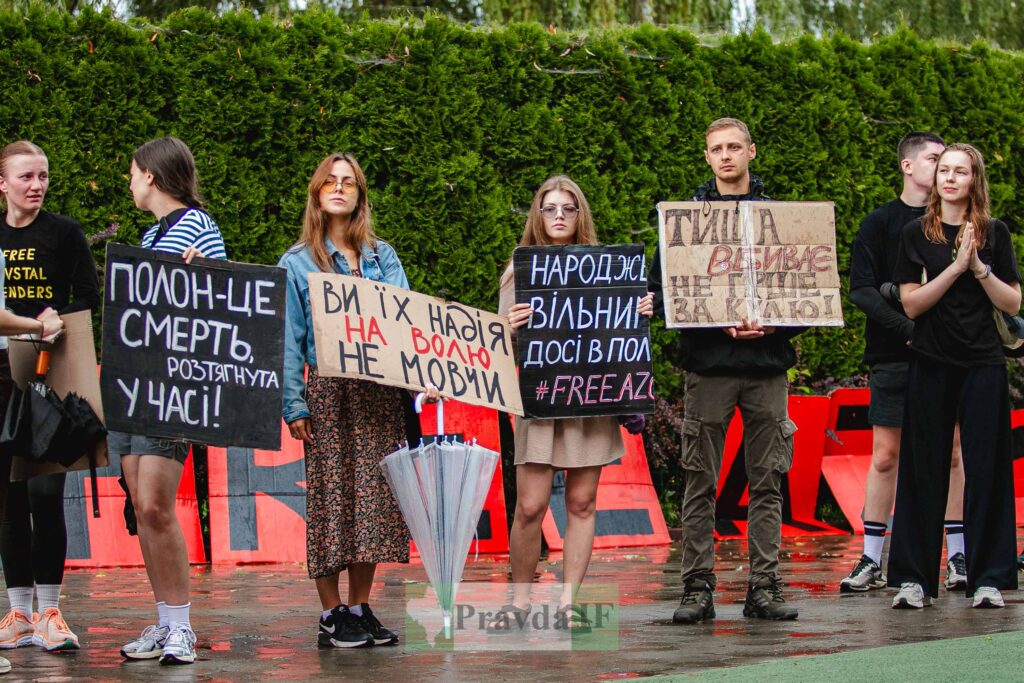 Протест із плакатами: свобода, надія, справедливість.