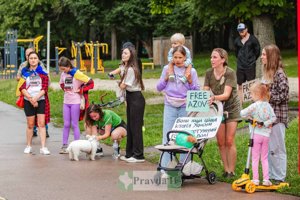 Люди тримають плакати "Free Azov" на мітингу.