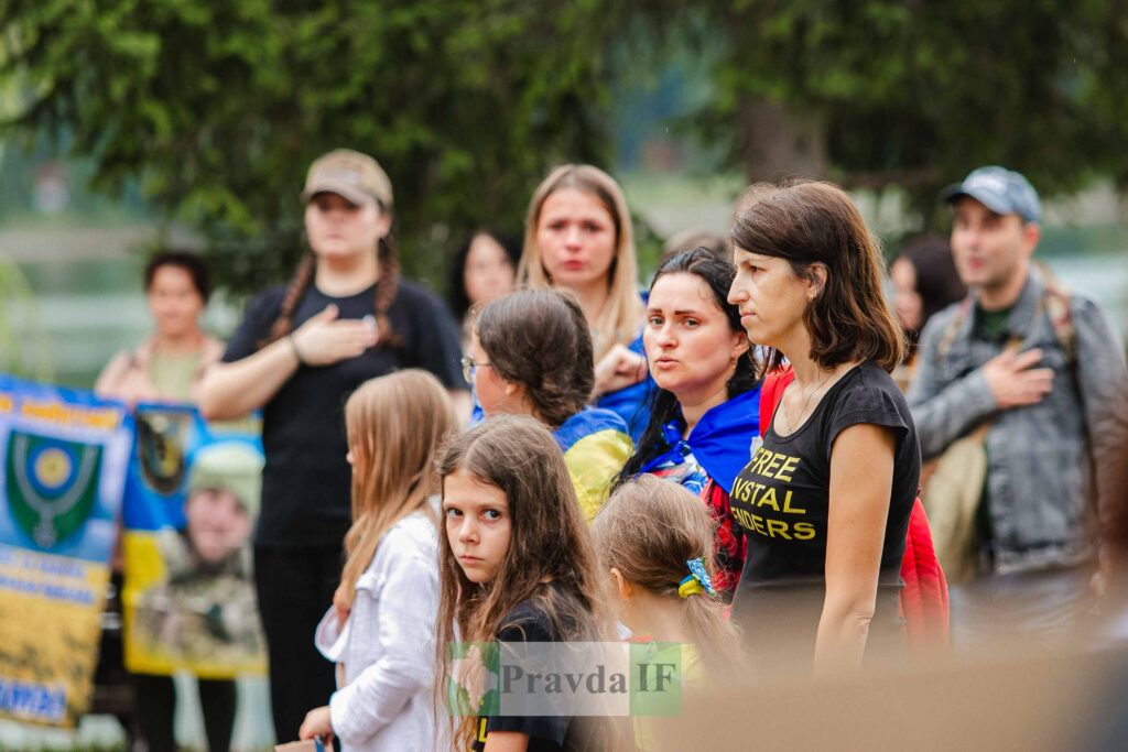 Люди на мітингу з прапорами й банерами