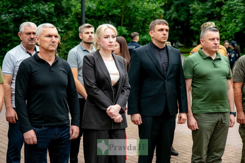 Група людей на вулиці в офіційному одязі.