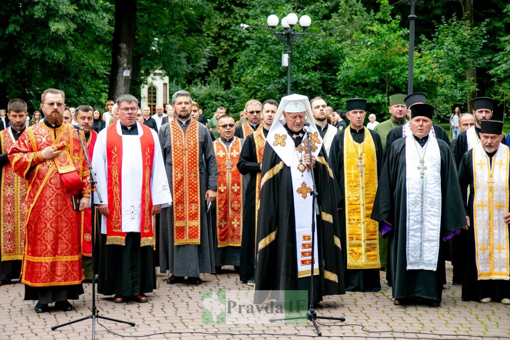 Священики проводять церемонію на відкритому повітрі.