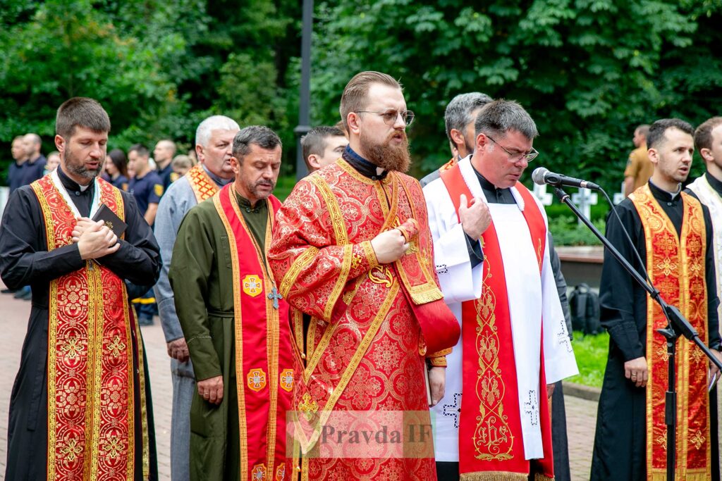 Священики моляться в парку під час служби.