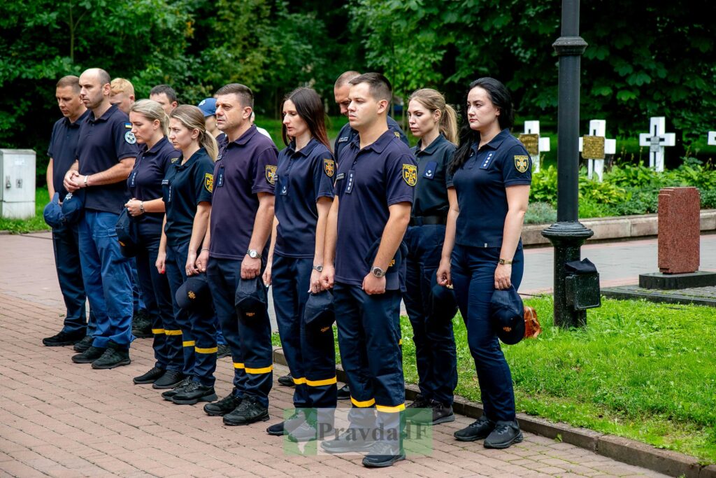 Рятувальники стоять під час урочистого заходу