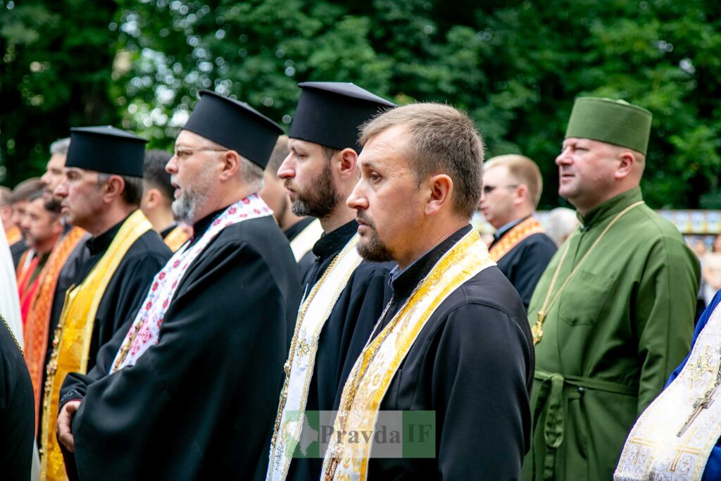 Церковна процесія священників у традиційному одязі