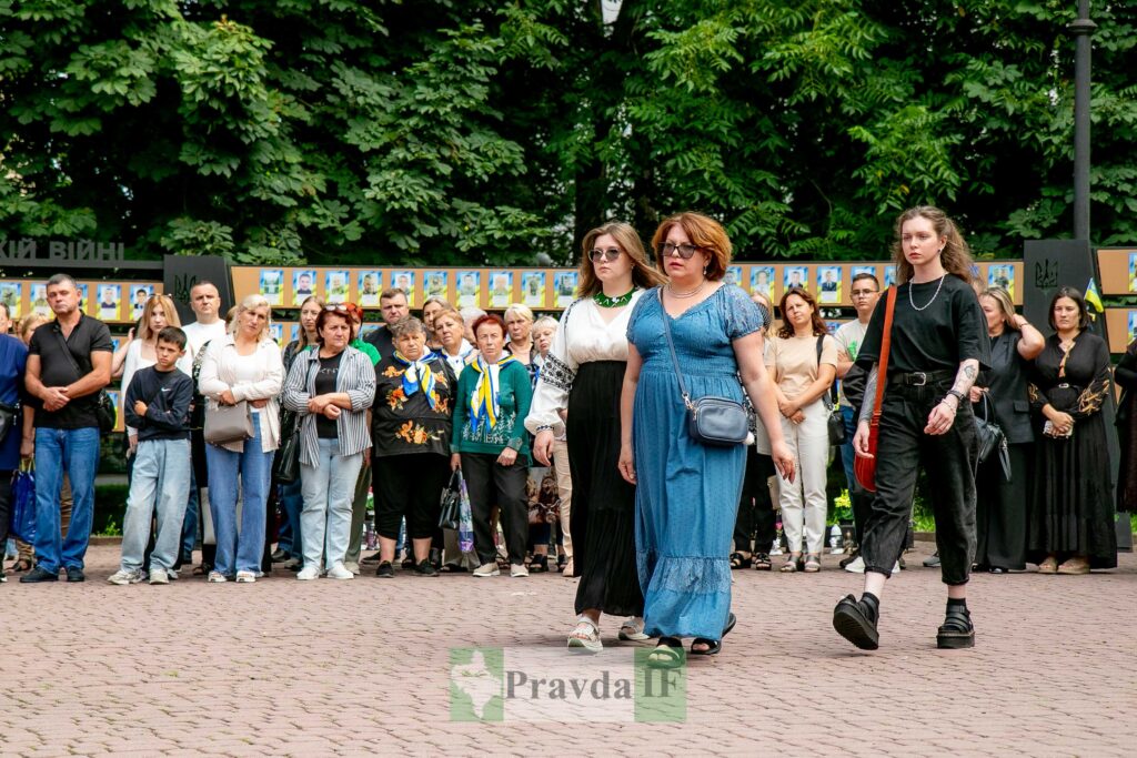 Люди під час пам'ятного заходу на вулиці.