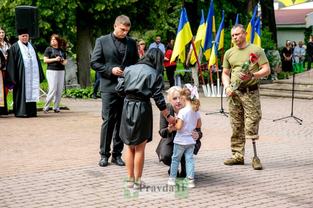 Церемонія вшанування з українськими прапорами
