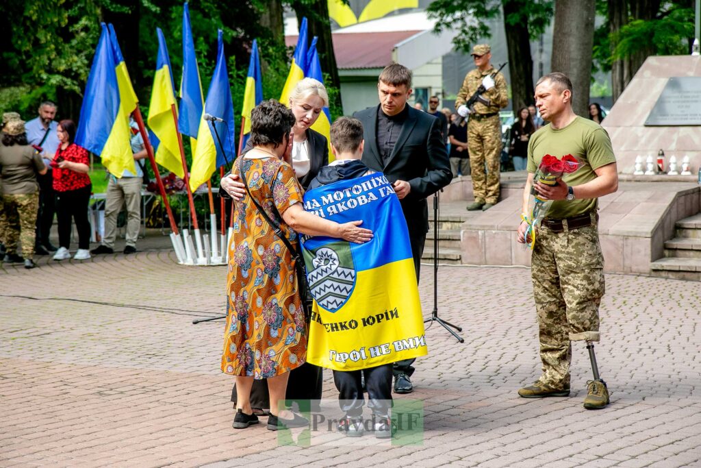 Церемонія з українськими прапорами і військовими
