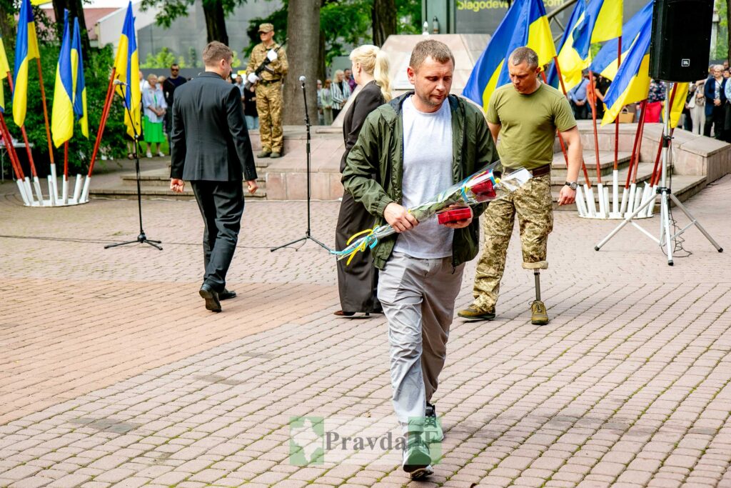 Церемонія вшанування пам'яті з участю військових та квітами.