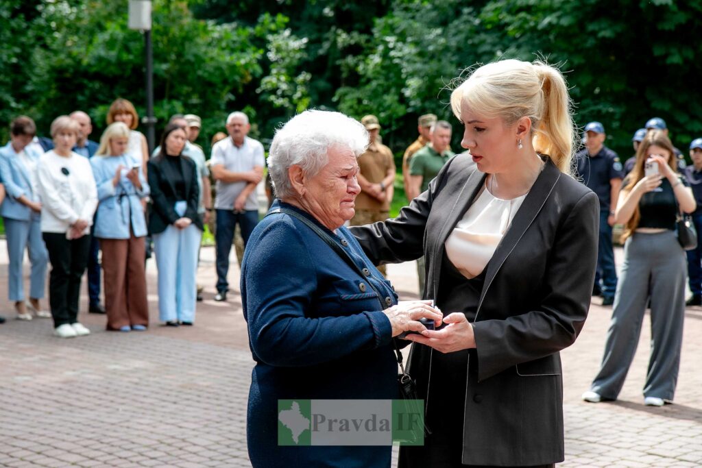 Церемонія вручення нагород на вулиці, люди навколо.