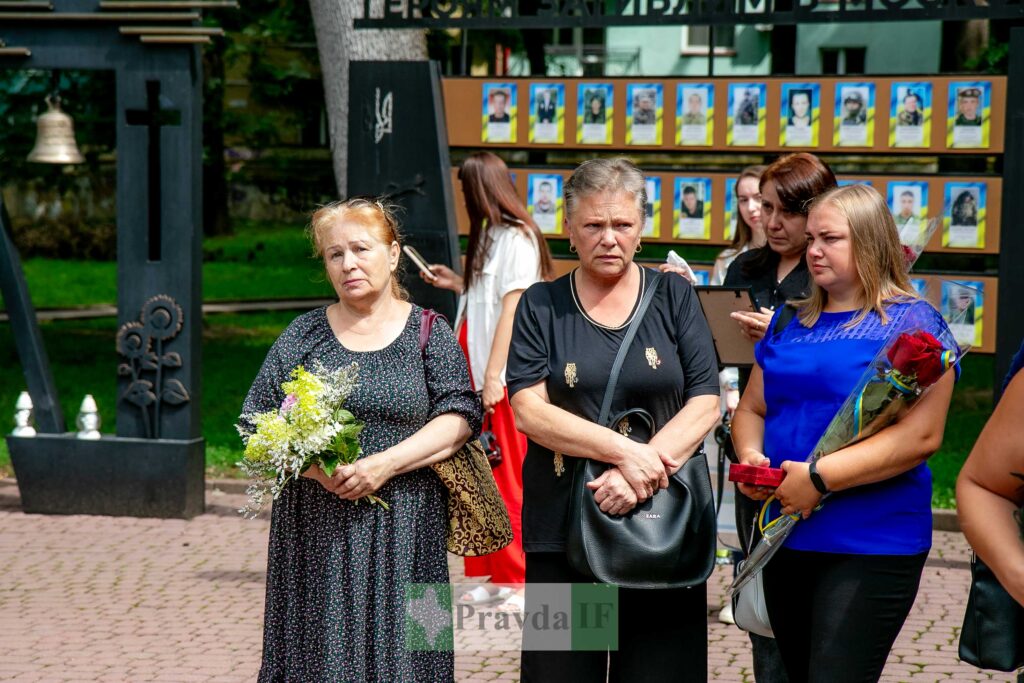 Люди на церемонії вшанування пам’яті героїв.
